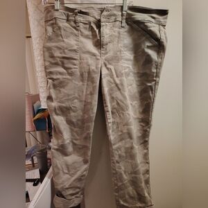 Camouflage ladies capri pants torrid size 18 HUNTING, WEEKEND, COMFORTABLE, EASY
